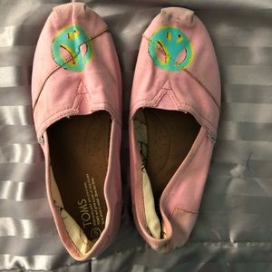 Women’s “peace will win” TOMS